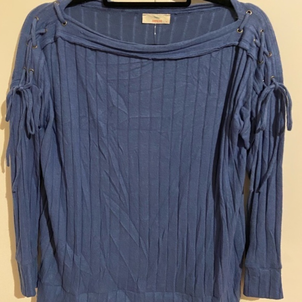 Hummingbird scoop neck Pull Over top Blue